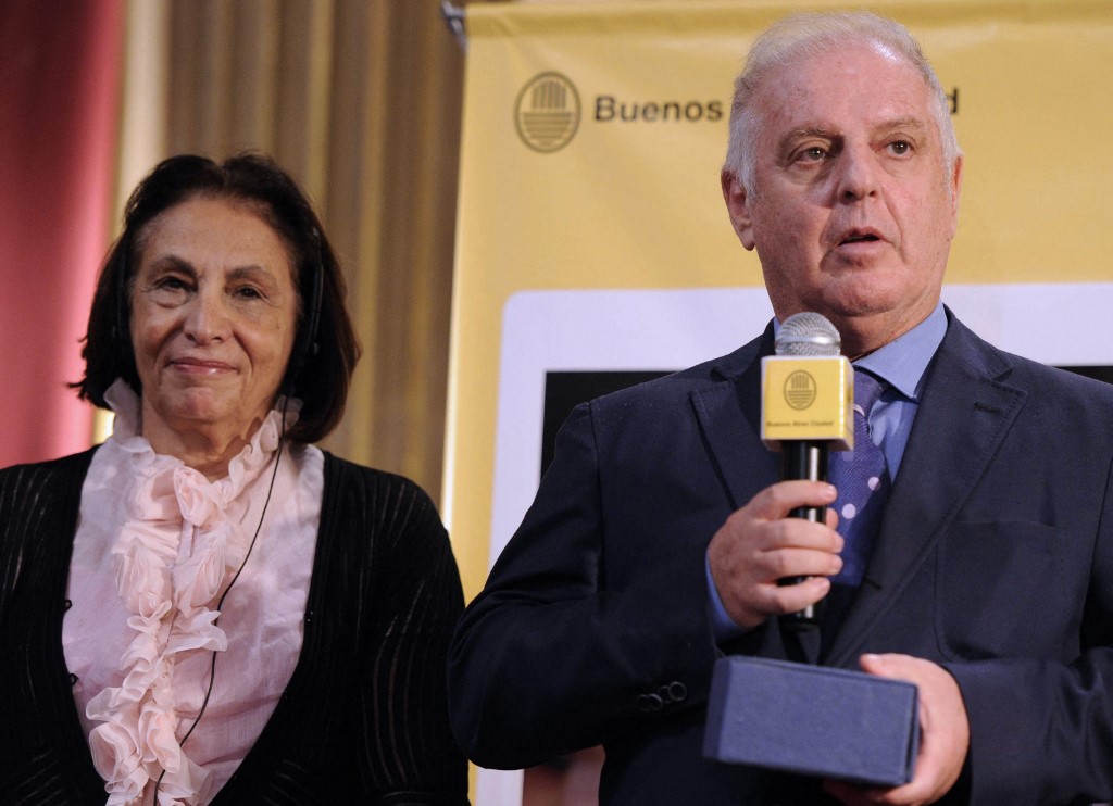 Daniel Barenboim (R) talks to the media, next to Mariam Said, widow of Edward Said, co-founder of the West-Eastern Divan Orchestra, in Buenos Aires on 19 August 2010 (AFP)