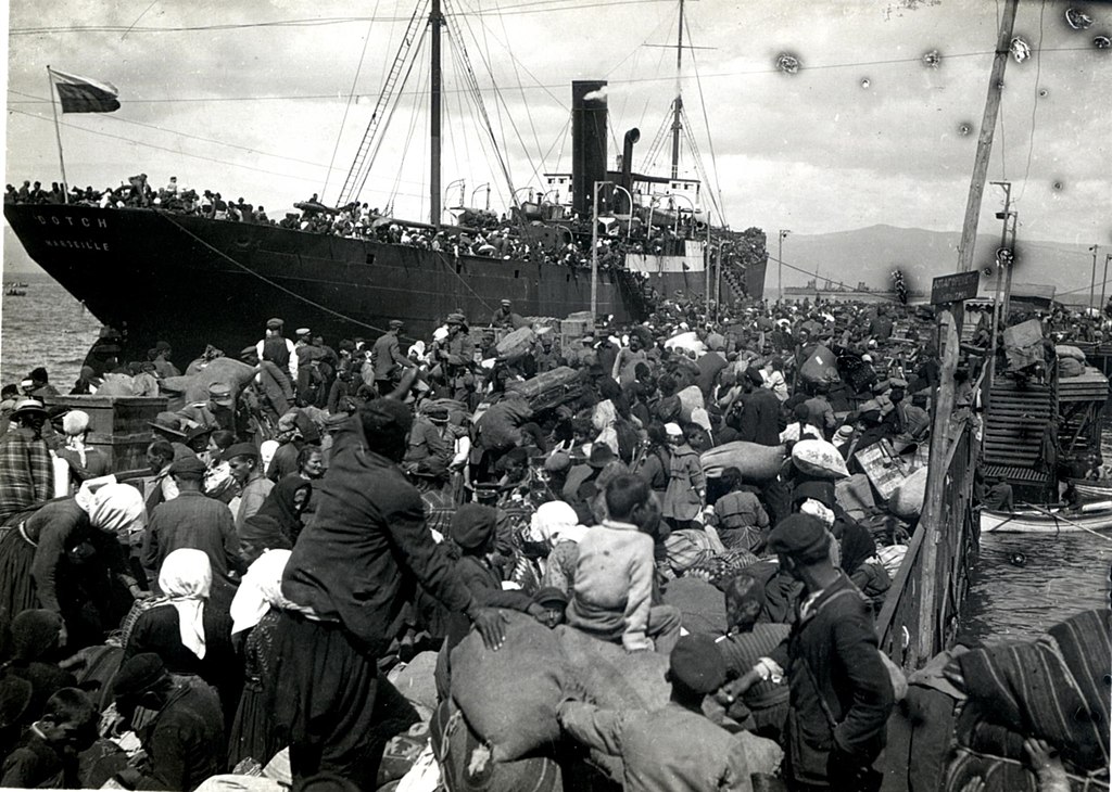 Greek refugees at the Port of Moudania (today Mudanya), Turkey in 1922. From the archives of the Society of Friends of the People, Athens, Greece (Wikicommons)
