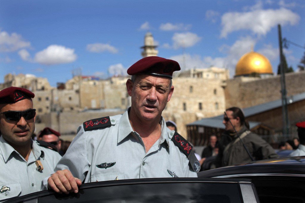 Benny Gantz, alors chef d’état-major de l’armée israélienne, au mur des Lamentations dans la vieille ville de Jérusalem, le 14 février 2011. La semaine dernière, Gantz a décrété que six ONG palestiniennes de défense des droits de l’homme étaient des organisations terroristes (AFP)
