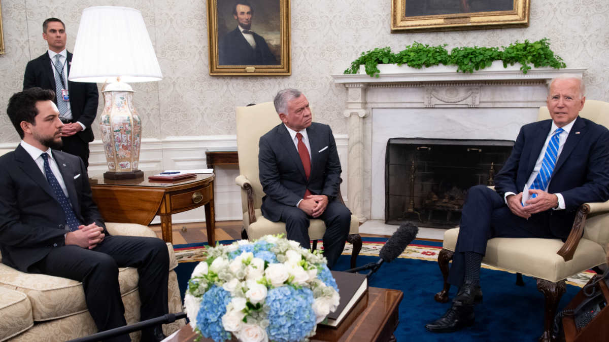 Rencontre entre le président américain Joe Biden et le roi Abdallah II de Jordanie, aux côtés du prince héritier de Jordanie Hussein ben Abdallah, dans le bureau ovale de la Maison-Blanche à Washington DC, le 1er juillet (AFP)