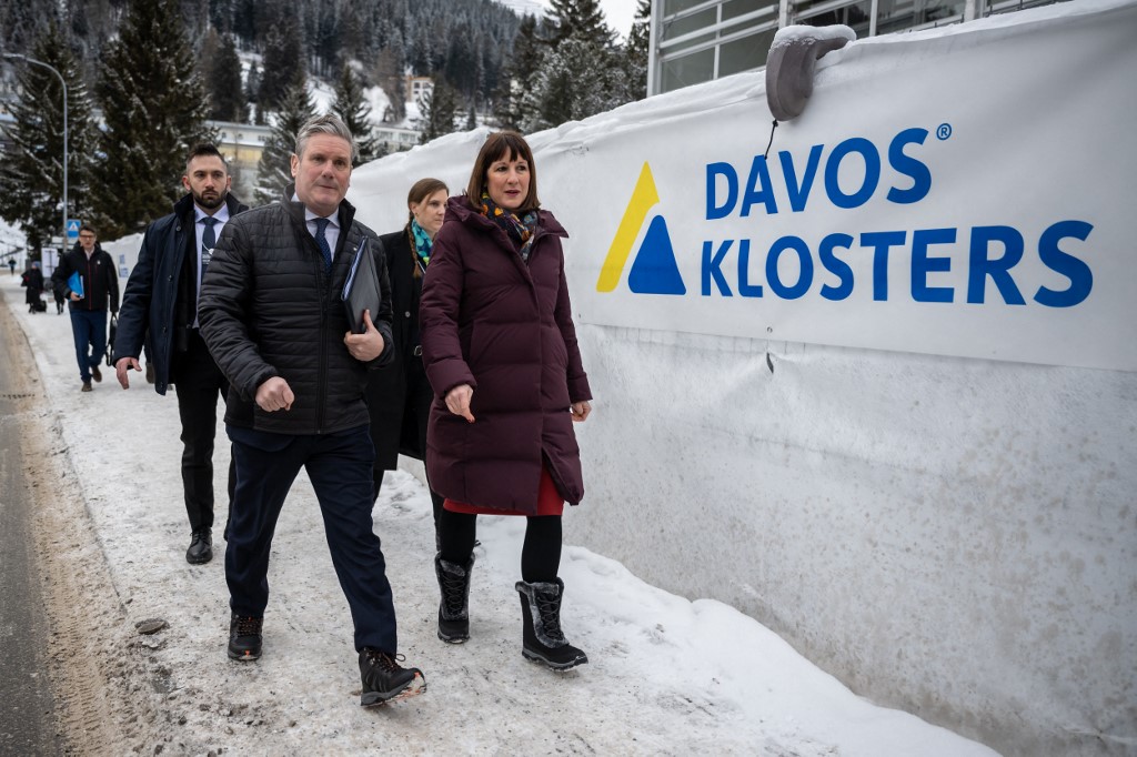 Labour party leader Keir Starmer (L) and shadow chancellor, Rachel Reeves, attend the World Economic Forum annual meeting in Davos, 19 January 2023 (AFP)