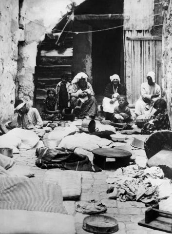 Cour d’une maison familiale palestinienne saccagée par les troupes britanniques, le 8 juin 1936 (AFP)
