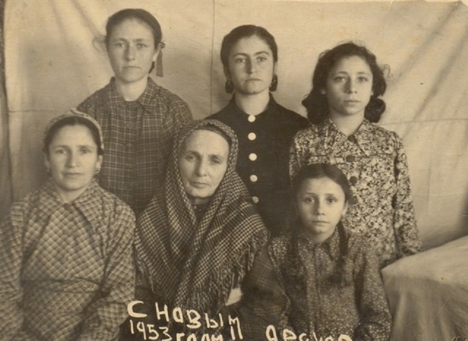 Des Tatares de Crimée photographiées après leur déportation en Ouzbékistan soviétique, en 1953 (Wikimedia/Elvedin Chubarov)