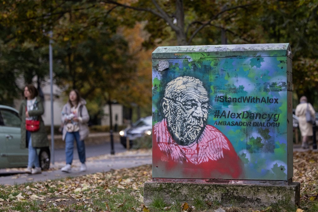 A photo taken on October 19, 2023 in Warsaw, Poland shows a graffito portraying Polish-Israeli Holocaust historian and educator Alex Dancyg (Wojtek Radwanski / AFP)