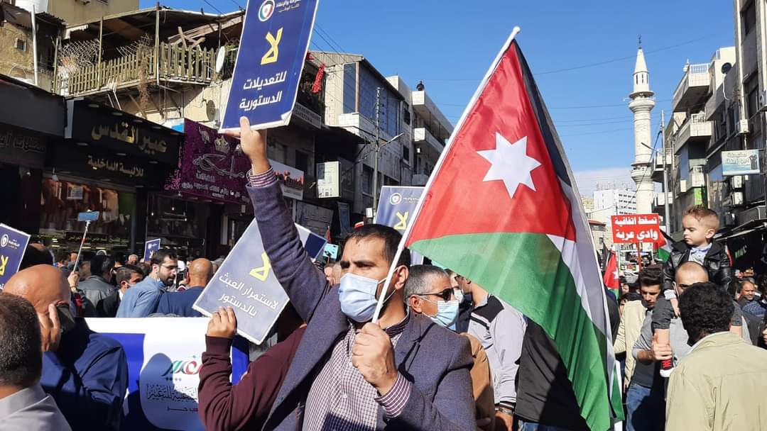 Des Jordaniens à Amman protestent contre les amendements apportés à la Constitution (MEE/Mohammad Ersan)