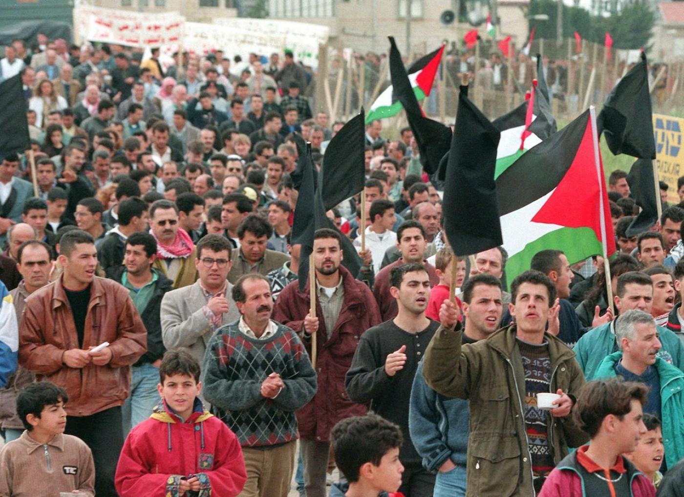 Des Palestiniens se rassemblent en mars 1998 à Sakhnin à l’occasion de l’anniversaire du meurtre de six Palestiniens israéliens protestant contre les confiscations de terres par Israël (AFP)