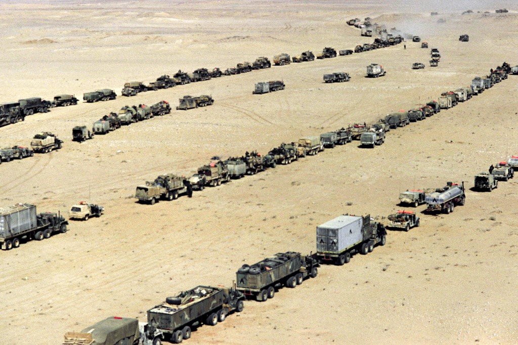 Des centaines de véhicules militaires américains se dirigent vers l’Irak, le 24 février 1991, alors que les forces alliées ont commencé une grande offensive au sol au Koweït et en Irak tôt ce matin-là (AFP)