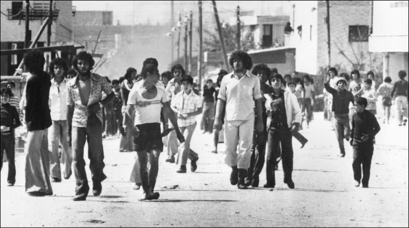 Des citoyens palestiniens d’Israël manifestent en mars 1976 à Nazareth lors d’une grève pour protester contre les expropriations menées par le gouvernement israélien (AFP)