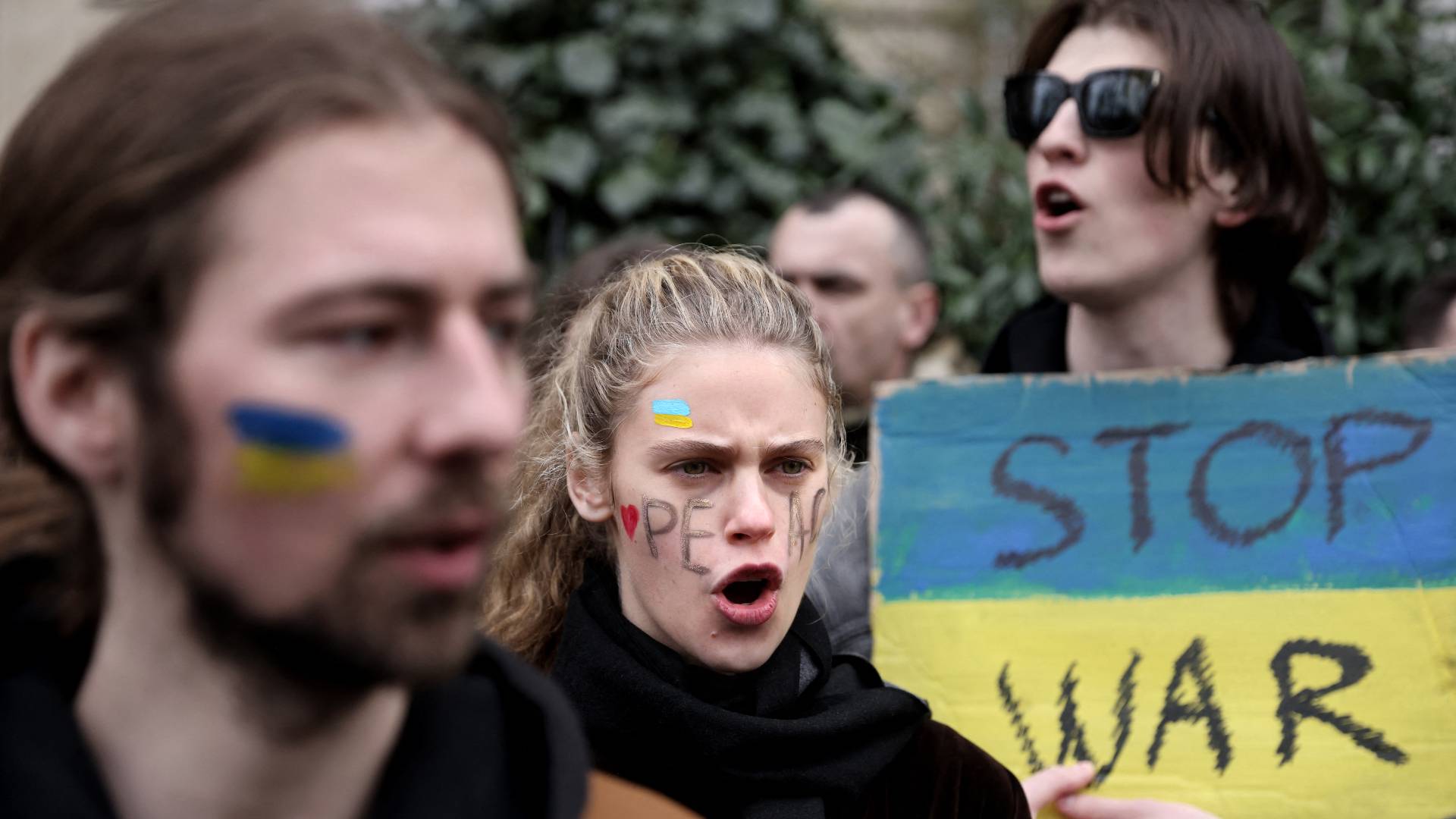 Des citoyens ukrainiens manifestent contre l’opération militaire russe en Ukraine devant l’ambassade de Russie à Paris, le 24 février (AFP)