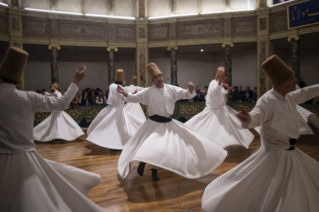 Des derviches tourneurs se produisent lors d’une cérémonie marquant l’anniversaire de la mort de Rumi, mystique soufi, poète et fondateur du soufisme, le 16 décembre 2018 à musée Galata Mevlihanesi à Istanbul (AFP)