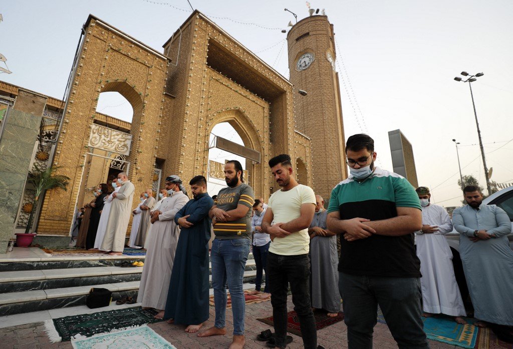 Des musulmans irakiens se rassemblent pour prier devant la mosquée Abou Hanifa al-Numan dans le quartier d’Adhamiyah à Bagdad (AFP)