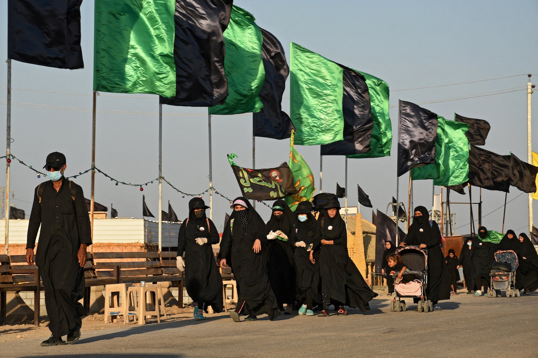 Des pèlerins chiites irakiens marchent de la ville méridionale de Nassiriya vers Kerbala, à l’approche de la fête religieuse d’Arbaïn (AFP/Asaad Niazi)