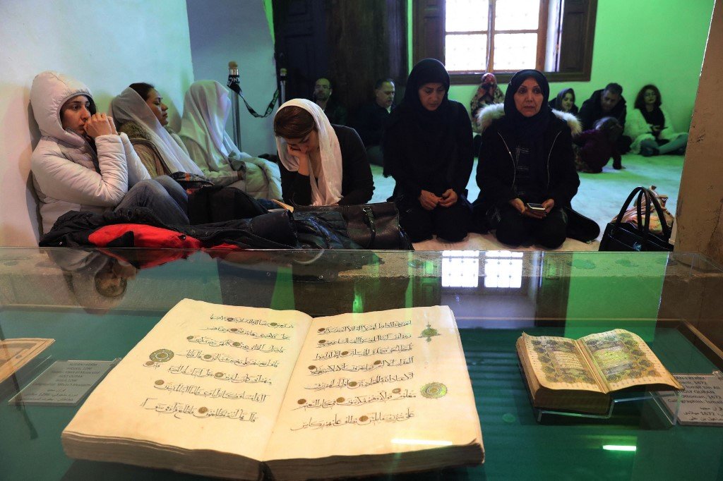 Des personnes visitent le musée Mevlana, mausolée de Mevlana Djalal al-Din Rumi, à Konya, dans le centre de la Turquie (AFP)