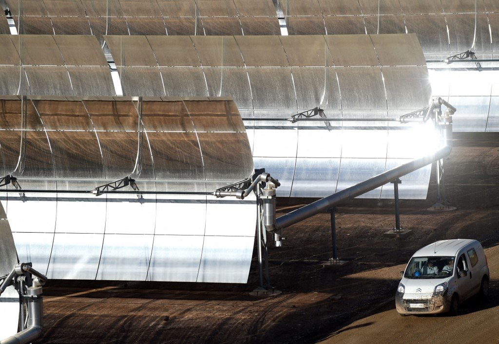 Des réflecteurs solaires dans une centrale près de Ouarzazate, au Maroc, en 2015 (AFP)