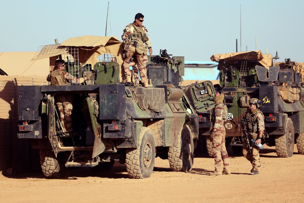 Des soldats français préparent leurs véhicules blindés dans le cadre d’opérations spéciales dirigées par la France pour la nouvelle Task Force Takuba, une mission militaire multinationale dans la région troublée du Sahel, dans la base militaire de Menaka au Mali, le 7 décembre 2021 (AFP/Thomas Coex)