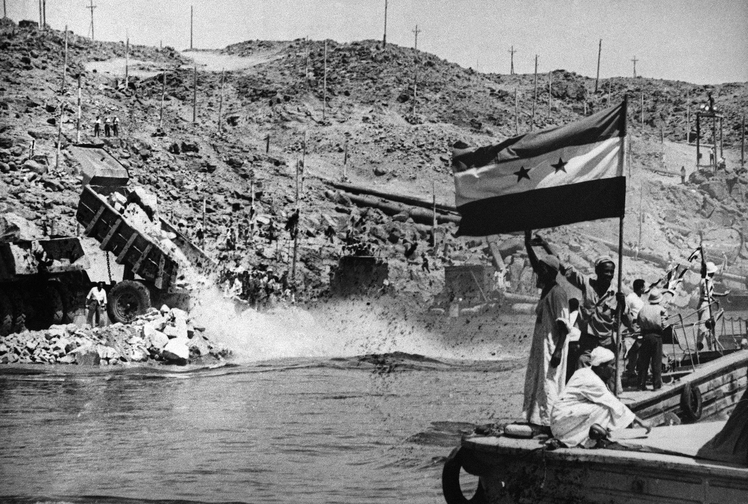 La construction du haut barrage d’Assouan, projet majeur de Nasser, en 1960 (AFP)