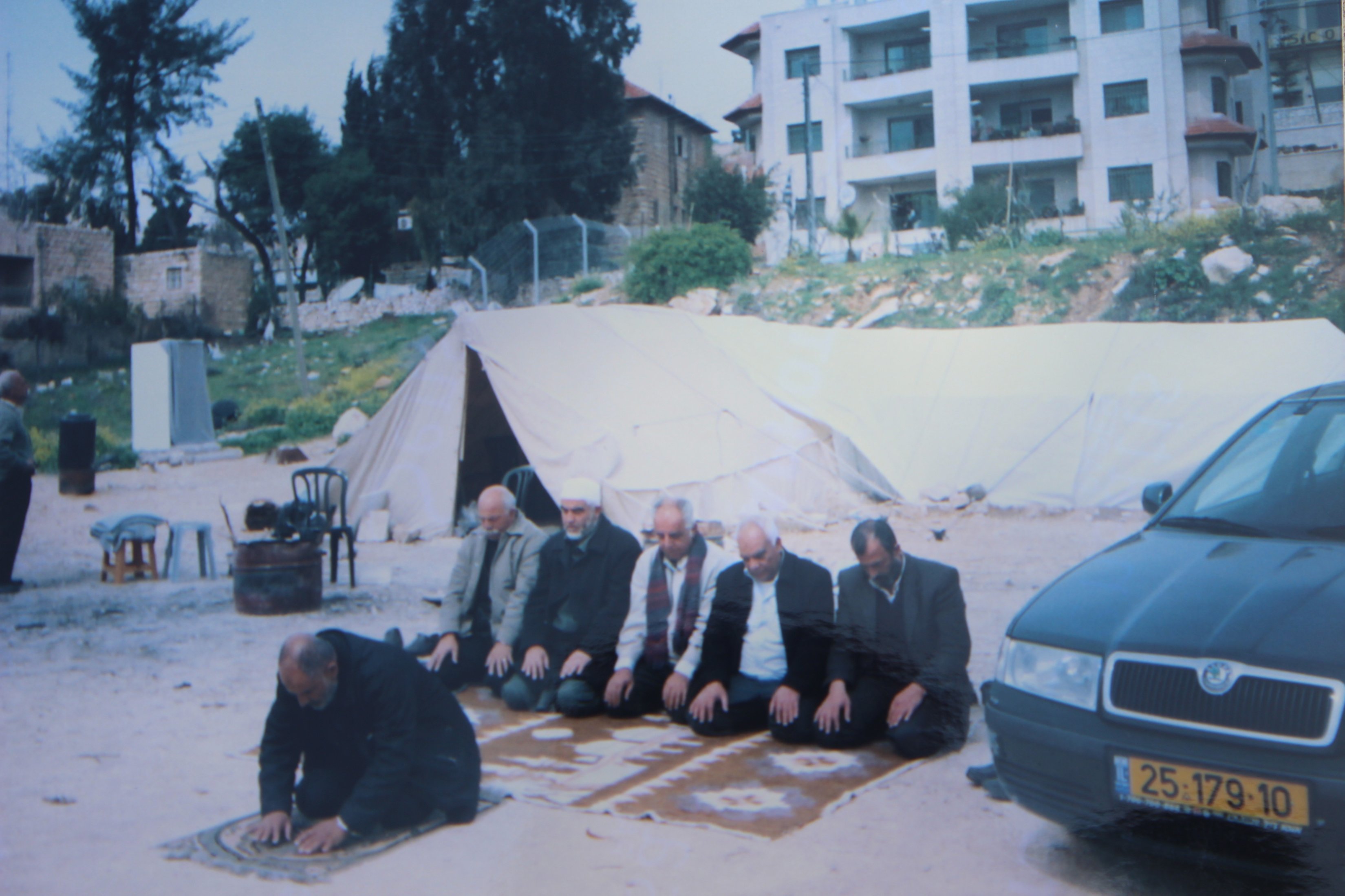 Une photo de 2008 montrant la tente dans laquelle vivait Fawziah al-Kurd après avoir été expulsée de sa maison de Sheikh Jarrah