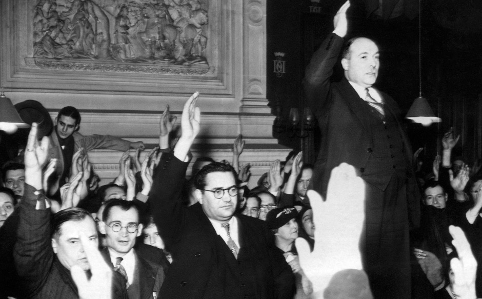 Photo des années 30 montrant des membres du Parti populaire français effectuant le salut nazi lors d’un meeting du parti ultra-nationaliste (AFP) 