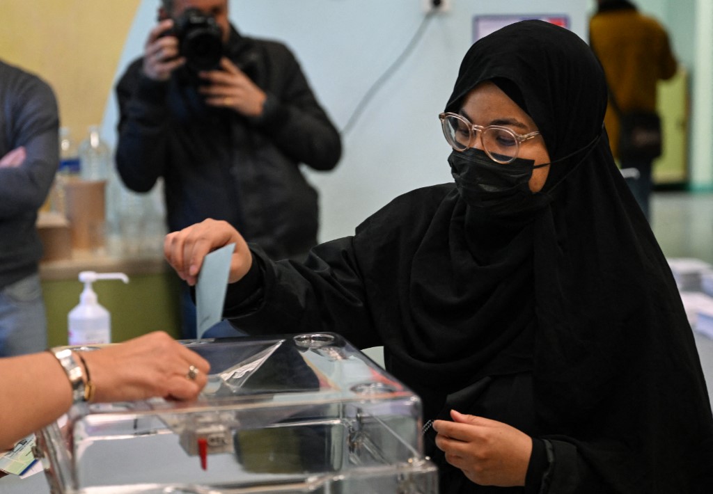 Une femme vote pour le premier tour de l’élection présidentielle française à Marseille, dans le sud de la France, le 10 avril 2022 (AFP/Christophe Simon)