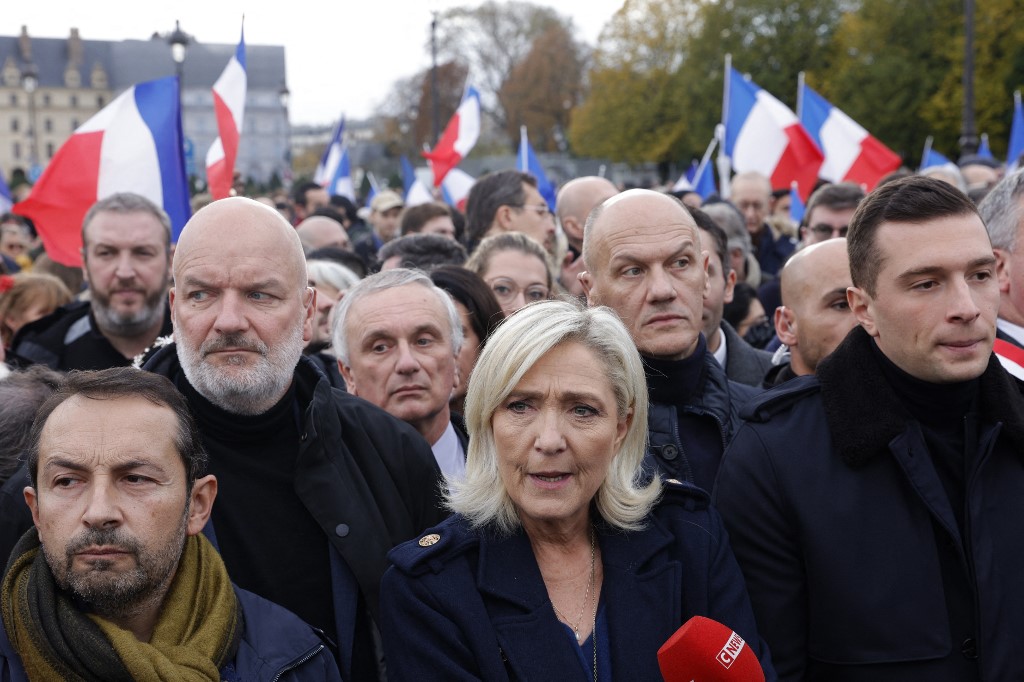 French far-right RN leaders Marine Le Pen, Jordan Bardella (right) and Sebastien Chenu (left) march during a demonstration against anti-Semitism in Paris, on 12 November 2023 (Geoffroy Van der Hasselt/AFP)