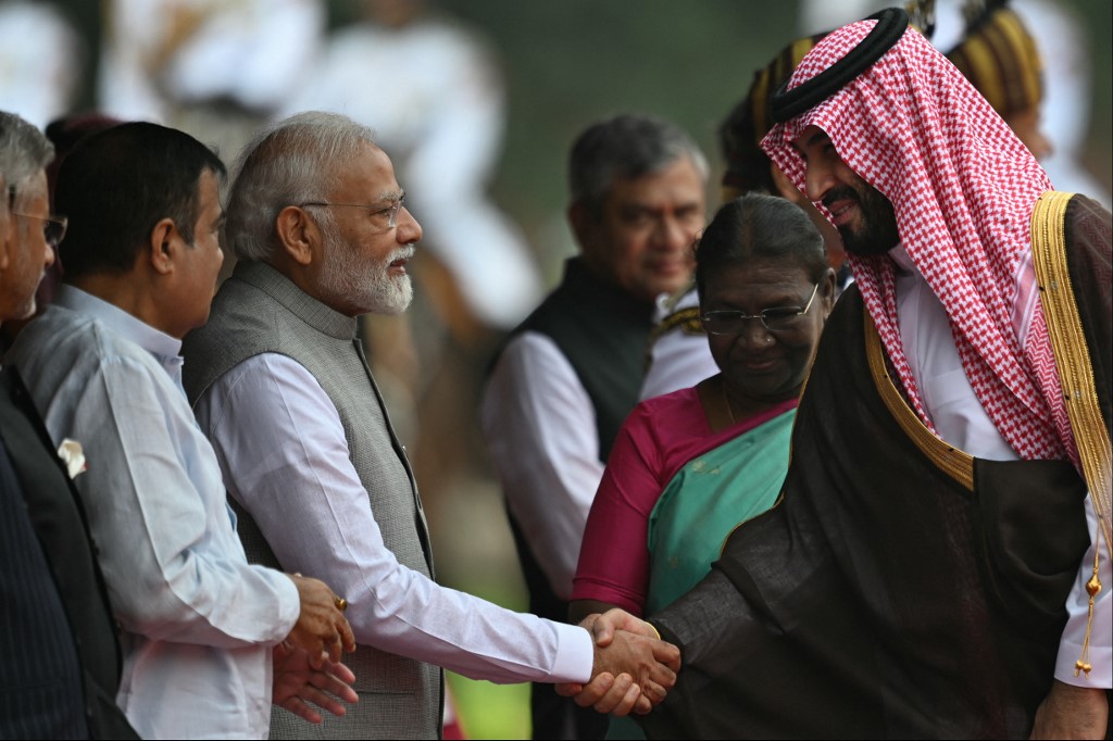 Le Premier ministre indien Narendra Modi et le prince héritier saoudien Mohammed ben Salmane lors du sommet du G20 à New Delhi, en septembre. Les États-Unis et l’Union européenne ont annoncé un plan de construction d’un corridor économique reliant l’Inde à l’Europe (AFP)