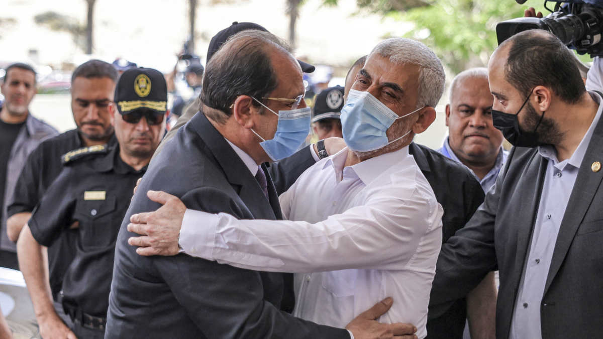 Yahya Sinwar (à gauche), chef politique du Hamas à Gaza, étreint le général Abbas Kamel (à droite), chef des renseignements égyptiens, dans la ville de Gaza, le 31 mai 2021 (AFP)