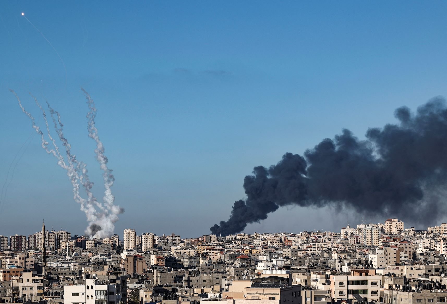 Un panache de fumée noire s’élève au-dessus de Gaza après une attaque israélienne, le 15 mai 2021 (AFP)