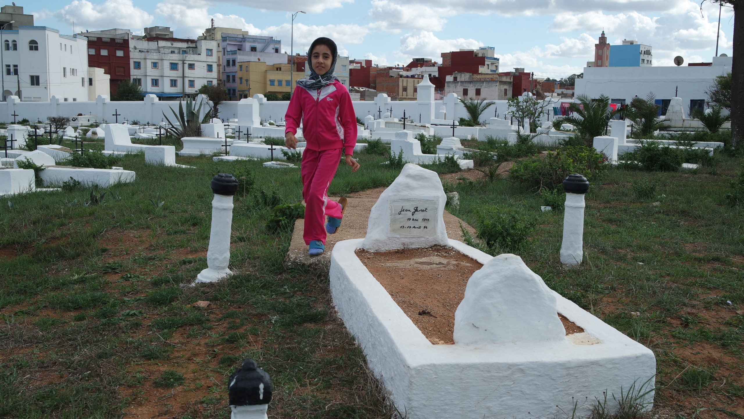 La petite Doha joue dans le cimetière, fait ses devoirs et « donne la classe » devant des tombes d’enfants (La Prod - Laya Prod - TV 2M Maroc)