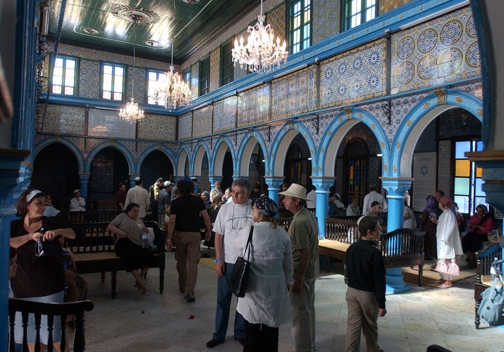 L’intérieur de la Ghriba de Djerba, la plus ancienne synagogue d’Afrique, à l’occasion de la première journée du pèlerinage annuel des juifs tunisiens dans ce lieu de culte, le 7 mai 2004 (AFPFethi Belaïd)
