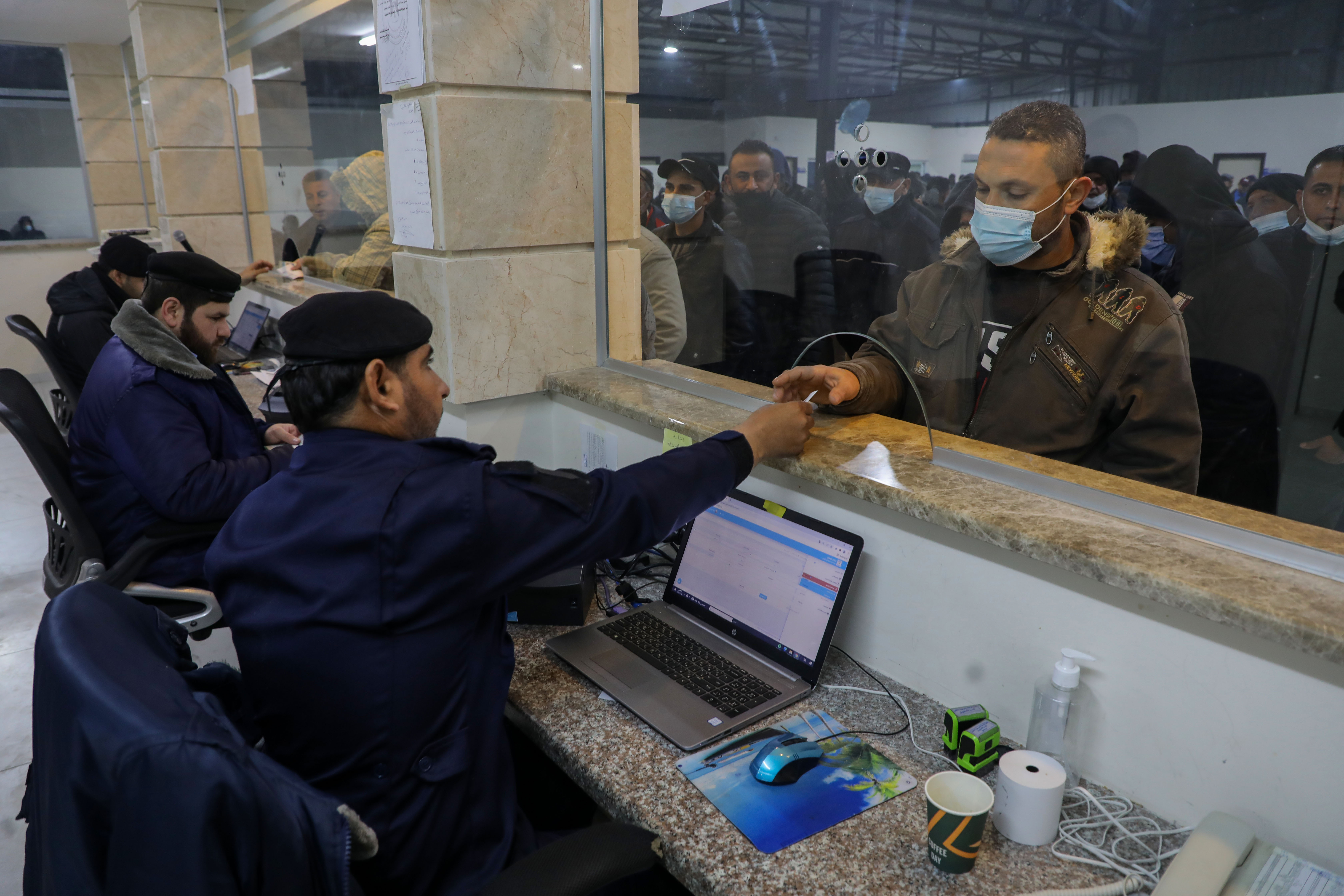 Contrôle de documents au poste-frontière de Beit Hanoun (MEE/Mohammed al-Hajjar)