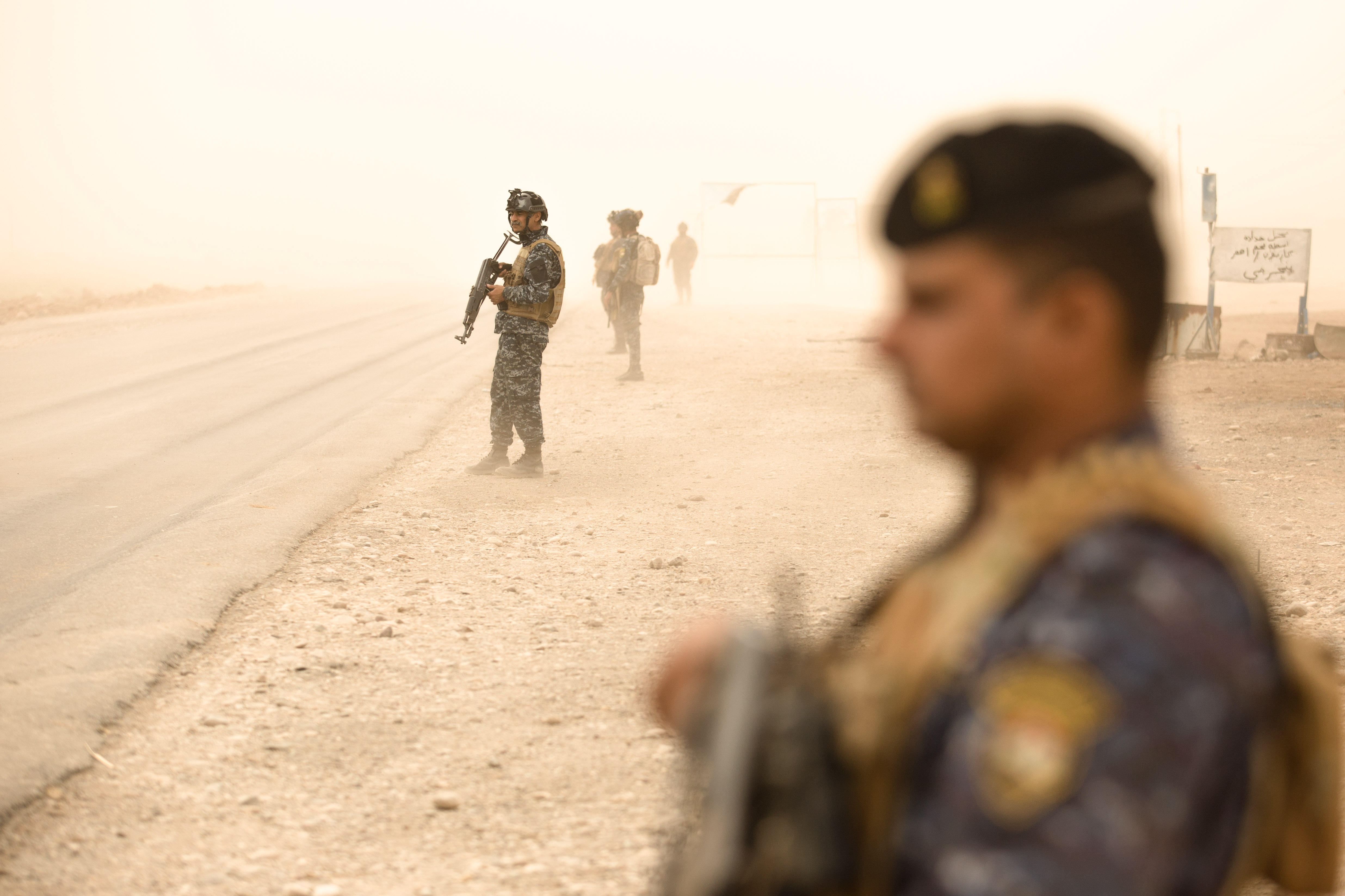 En Irak, des forces de la police fédérale traquent les membres de l'EI sur une route sensible en Kirkouk et Salaheddine (MEE/Laurent Perpigna Iban)