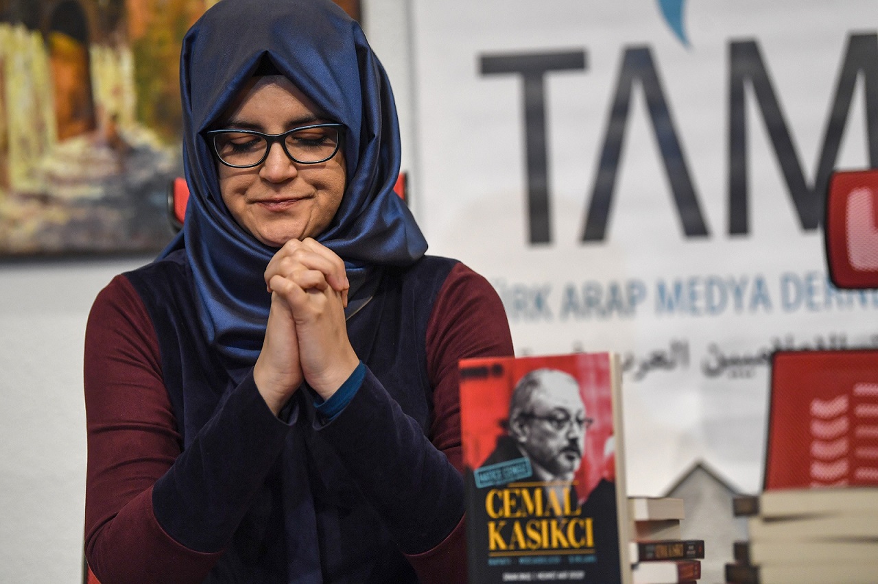 Hatice Cengiz, la fiancée de Jamal Khashoggi, est assise à côté du livre qu’elle lui a consacré après son assassinat, en 2019 (AFP)