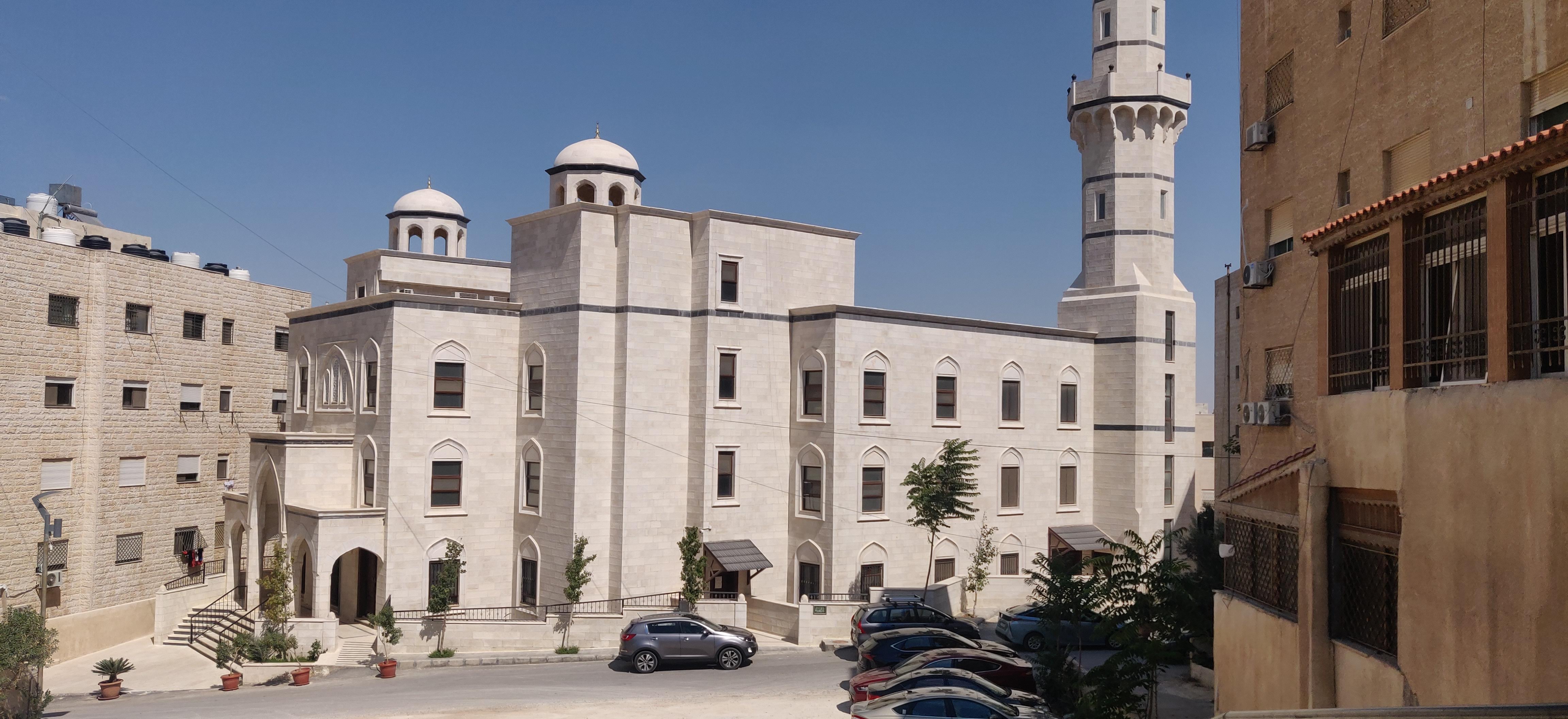 La mosquée Masjid al-Bushra d’Amman a été construite avec des fonds provenant de la communauté mondiale de Nuh Ha Mim Keller. Futuwwa, l’école de la communauté, a été installée dans le sous-sol de la mosquée (MEE)
