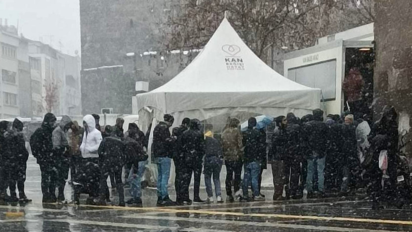 In Kayseri, in central Turkey, Syrian donors queue to give blood as a snow storm falls, on 7 February, 2023 (MEE)