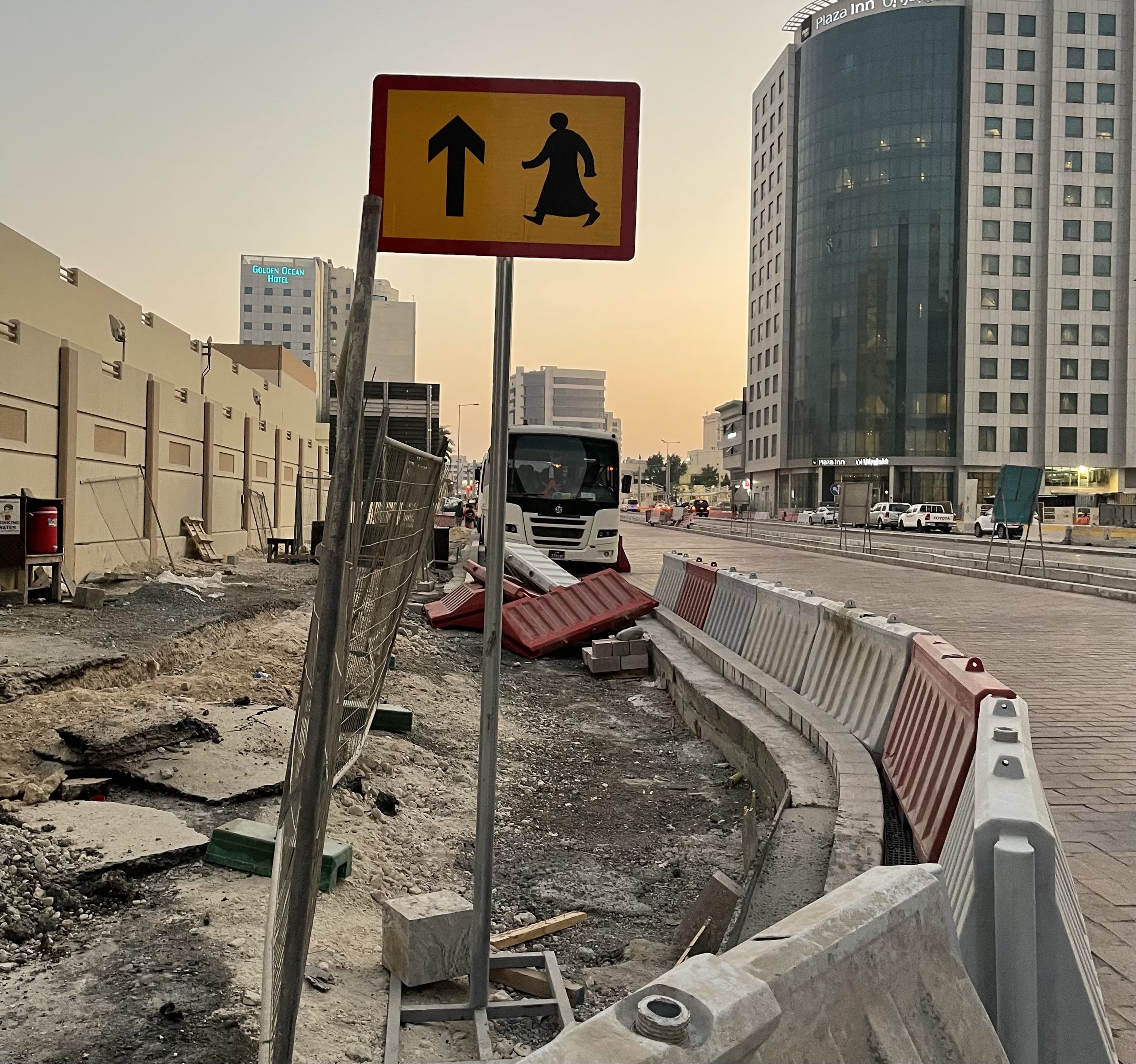 La plupart des trottoirs de Doha sont accidentés ou en chantier, ce qui oblige les piétons à emprunter des chaussées très fréquentées (MEE/Rayhan Uddin)