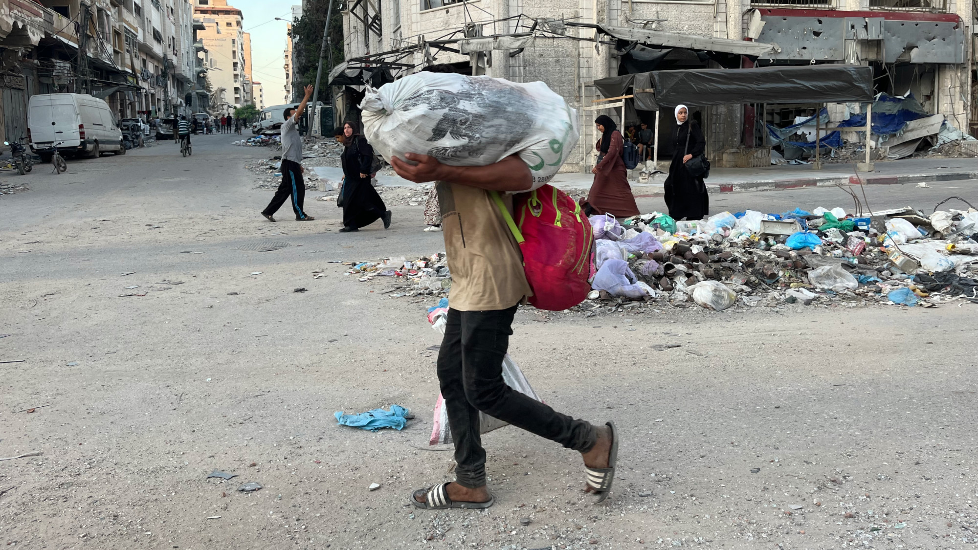 Palestinians fleeing eastern Gaza on foot after a fresh Israeli assault on 7 July 2024 (Enas Rami/MEE)