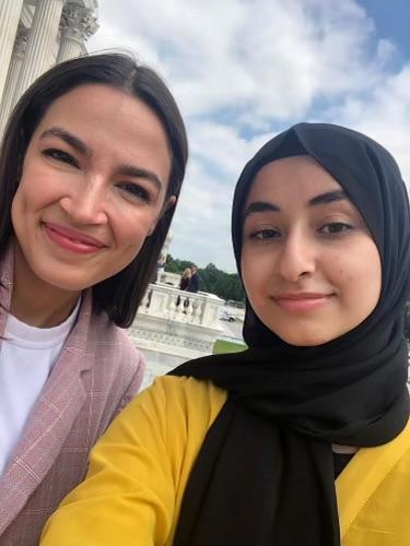 Sally Almaklani prend un selfie avec l’élue Alexandria Ocasio-Cortez à Washington D.C. (avec l’aimable autorisation de Sally Almaklani)