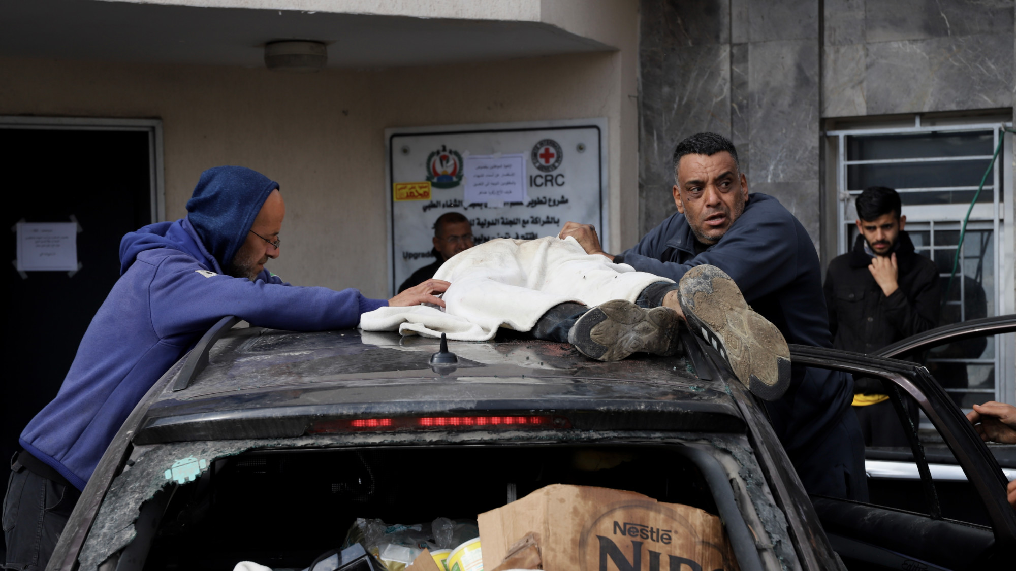 Un Palestinien est amené à l’hôpital al-Chifa à Gaza, qui a été dévasté par les attaques israéliennes (MEE/Mohammed al-Hajjar)