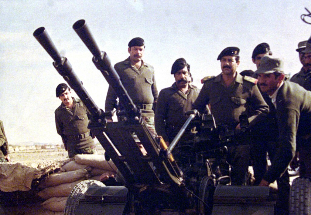 Le président irakien Saddam Hussein à la frontière irako-iranienne pendant la guerre Irak-Iran (AFP/présidence irakienne)