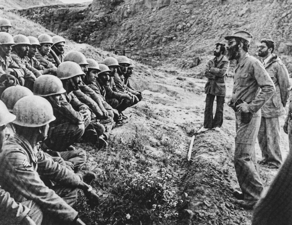 Photo prise le 4 octobre 1981 sur le front de bataille en Iran montrant le futur président du pays Ali Khamenei (à droite) s’adressant à des membres des forces armées de la République islamique pendant la guerre Iran-Irak (AFP)