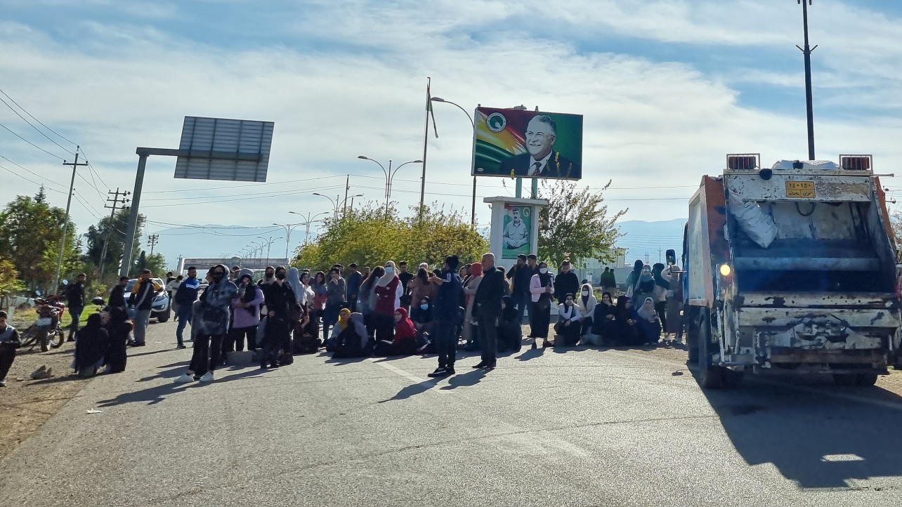 Kurdish student protesters block road in Halabja, Dec 2021, Wlad v Wilgenburg