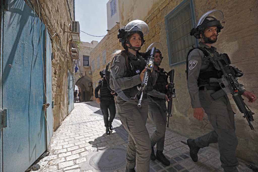 Des gardes-frontières israéliens patrouillent à Acre, une ville mixte du Nord-Ouest d’Israël, le 13 mai 2021 (AFP)