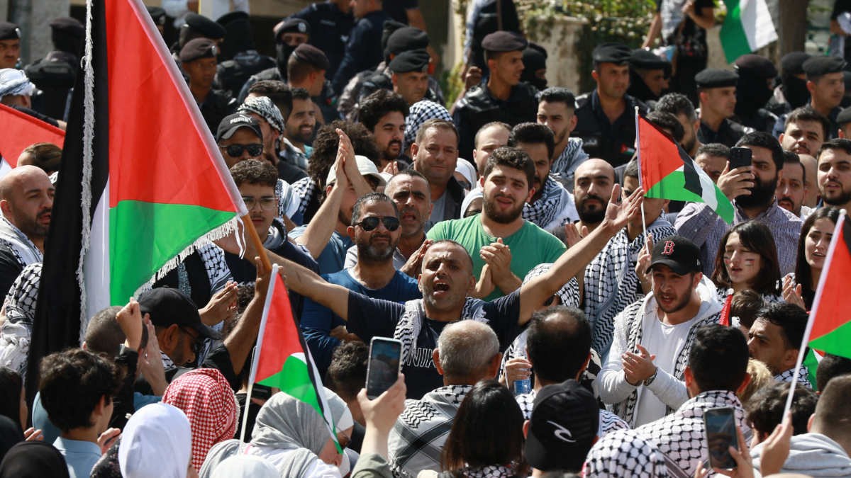 Des membres des forces de sécurité jordaniennes lors d’une manifestation devant l’ambassade d’Israël à Amman, le 18 octobre 2023 (AFP)