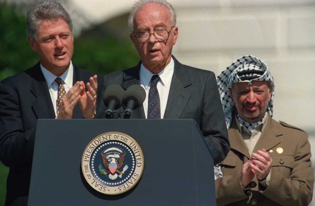 Yitzhak Rabin (C) at the White House, watched by Yasser Arafat (R) and Bill Clinton (L), following the signing of the Oslo Accords, 13 September 1993 (AFP)