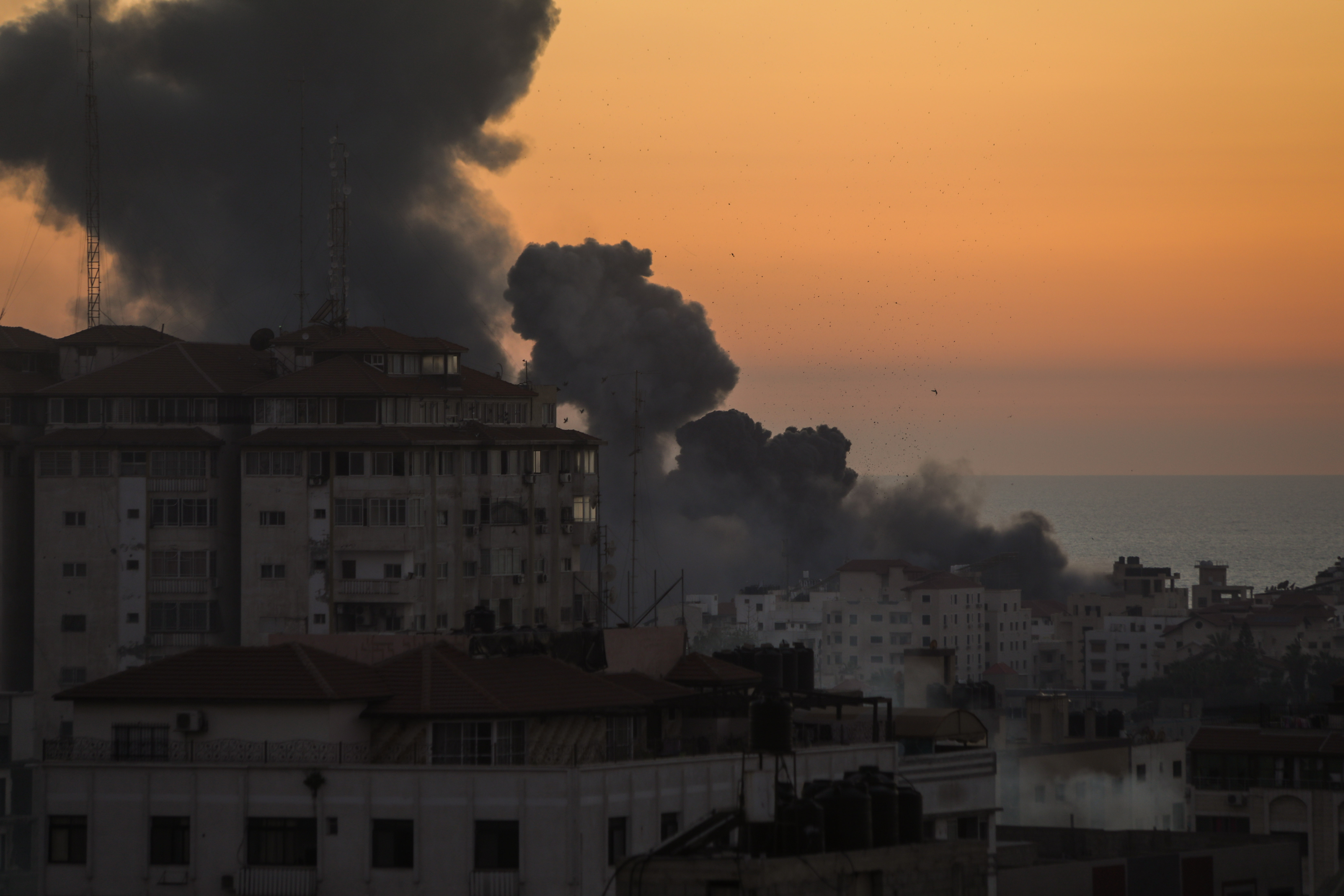 Des obus israéliens frappent la bande de Gaza lors de son bombardement par Israël en mai 2021 (MEE/Mohammed al-Hajjar)