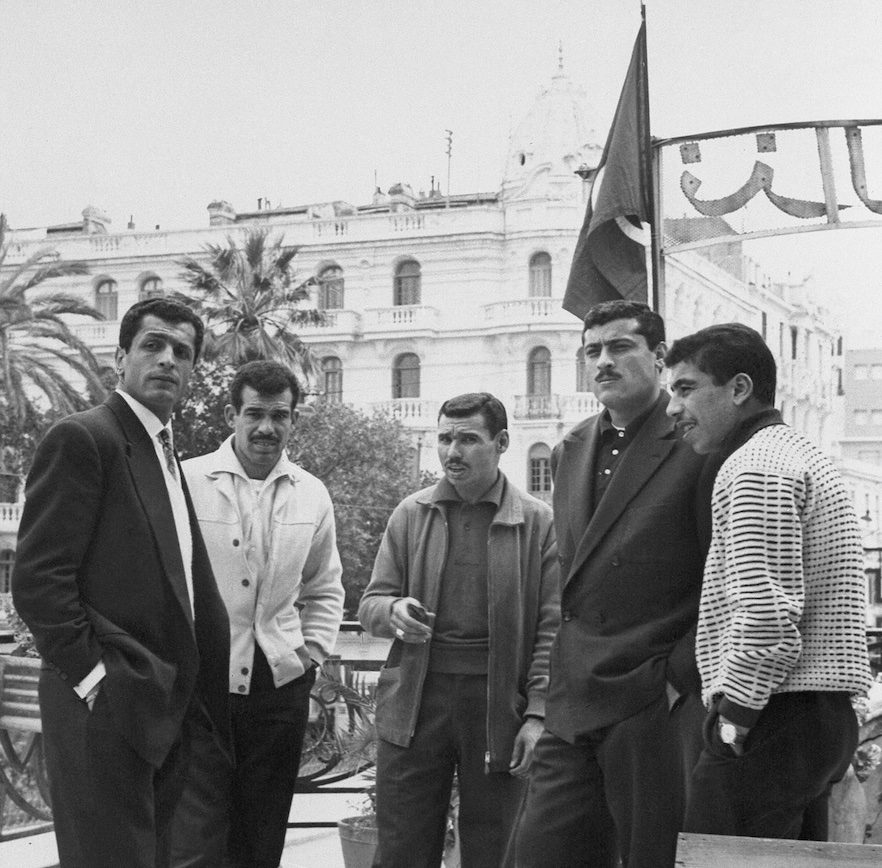 Les footballeurs algériens Mustapha Zitouni, Kadour Bekhloufi, Abdelaziz Ben Tifour, Abderramane Boubekeur et Amar Rouaï posent à Tunis, le 18 avril 1958