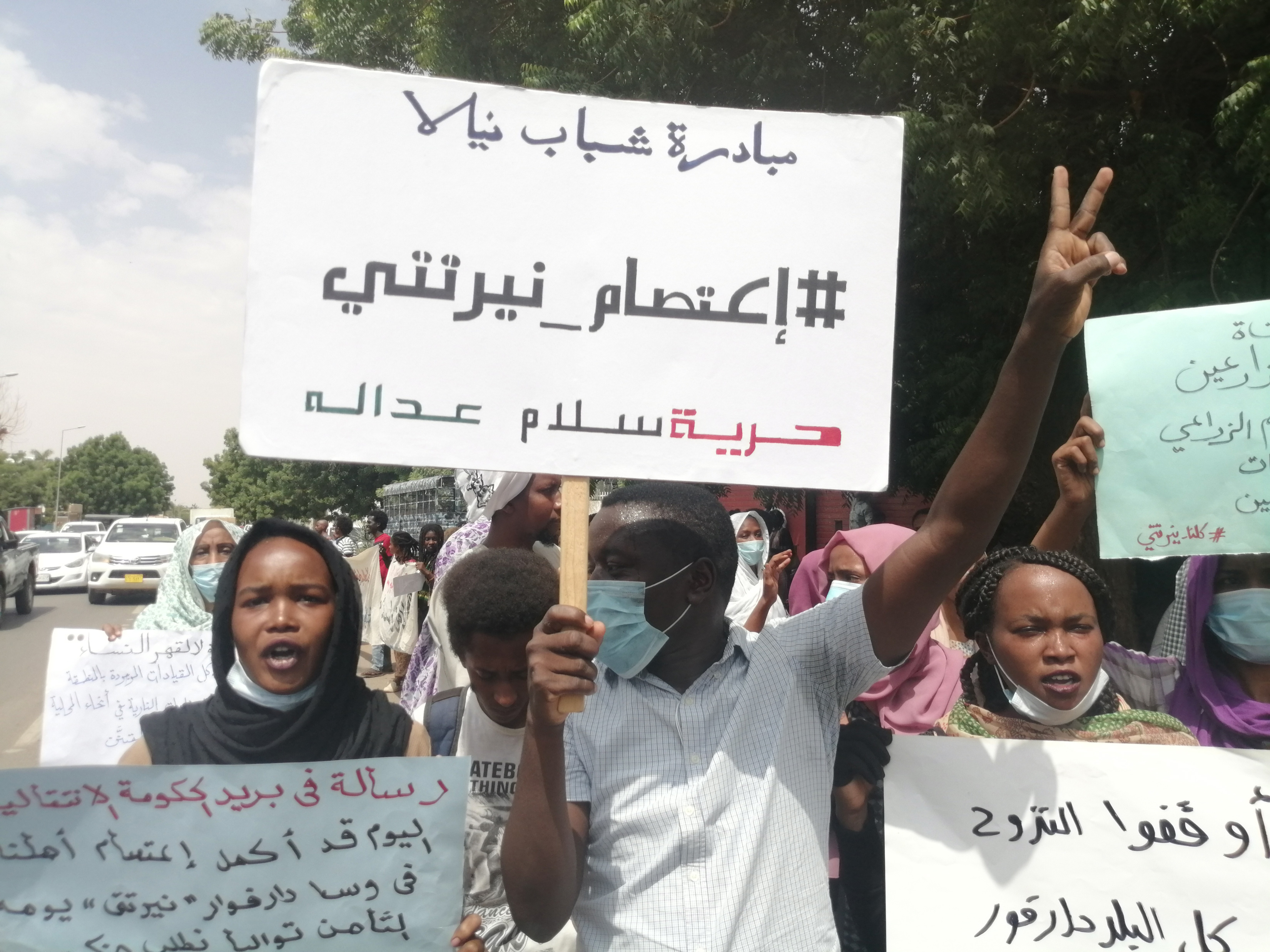 Khartoum protesters demonstrate in front of council of ministers to support Nertiti people