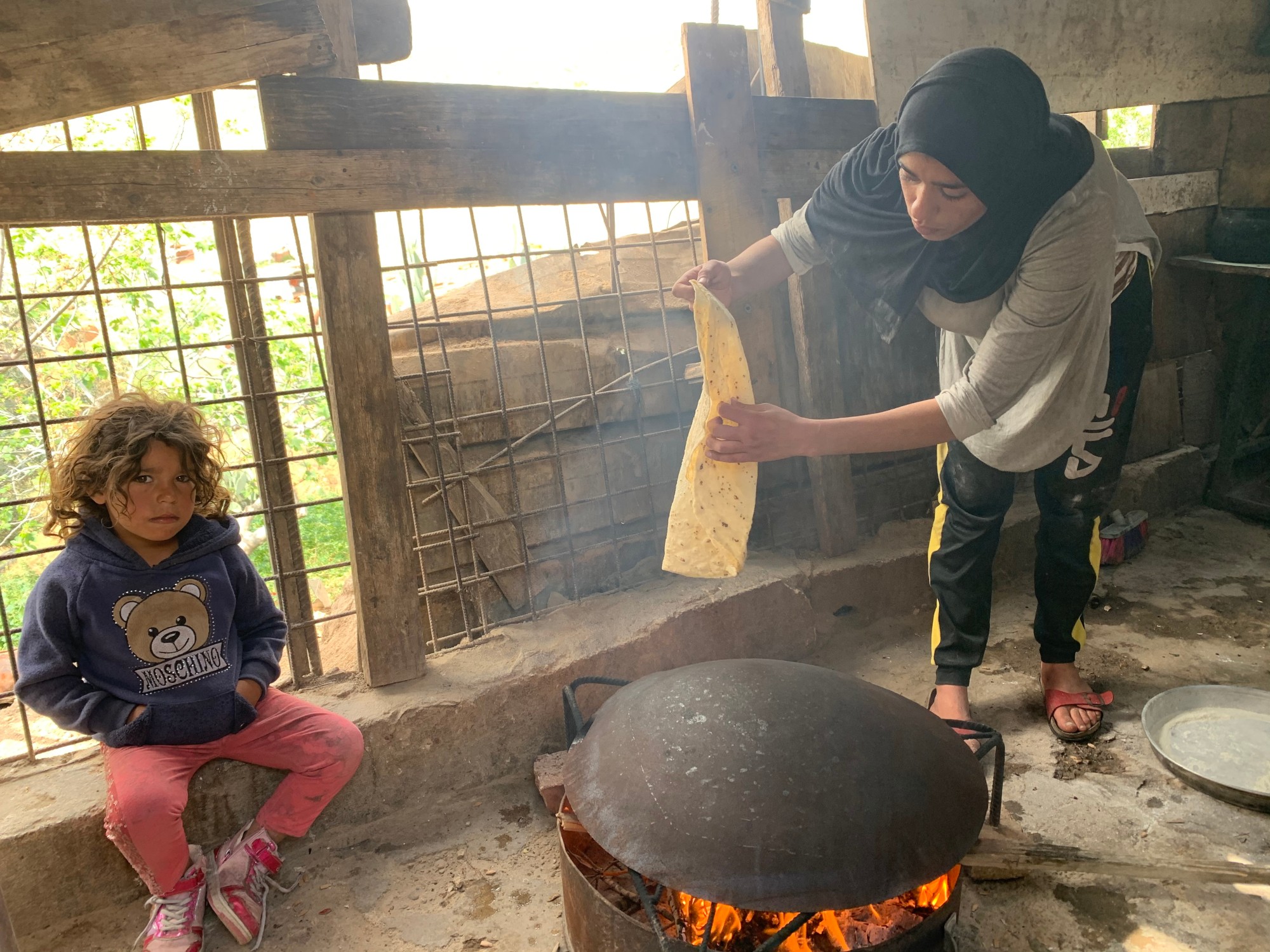 Rania, 20, prepares lunch for her family (MEE/Shatha Hammad)