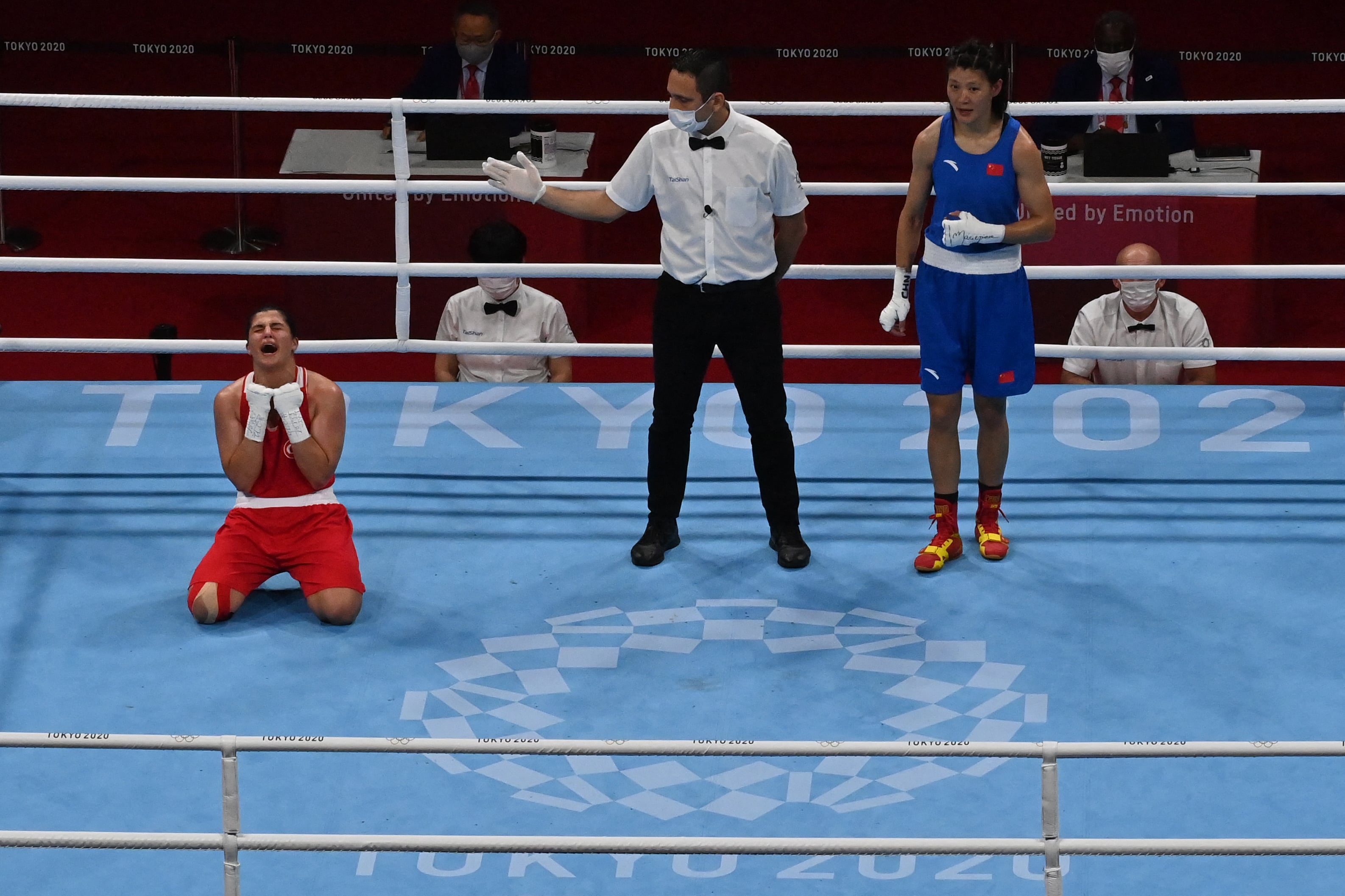 La boxeuse turque Busenaz Sürmeneli à genoux après sa victoire en finale dans la catégorie poids welters (64-69 kg) à l’occasion des JO de Tokyo (AFP)