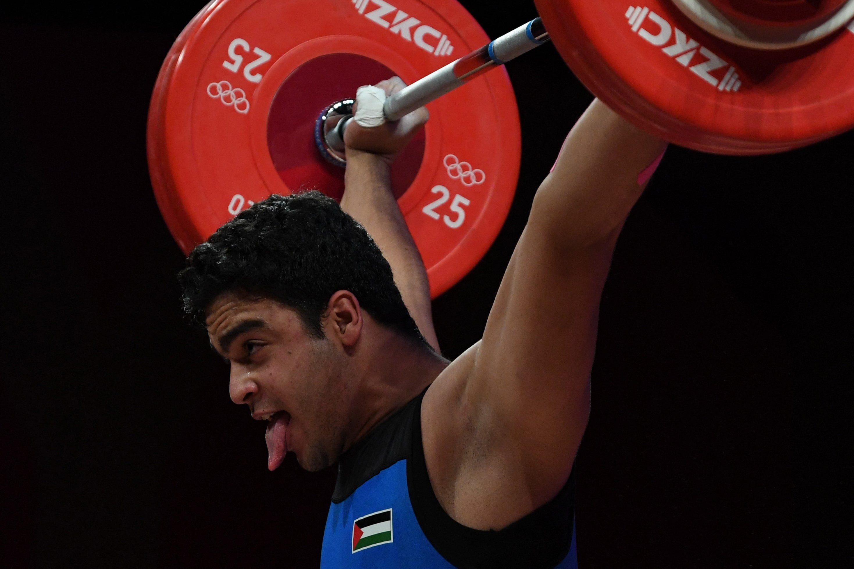 Le Palestinien Mohammed Hamada participe à la compétition masculine d’haltérophilie dans la catégorie des moins de 96 kg à Tokyo (AFP)